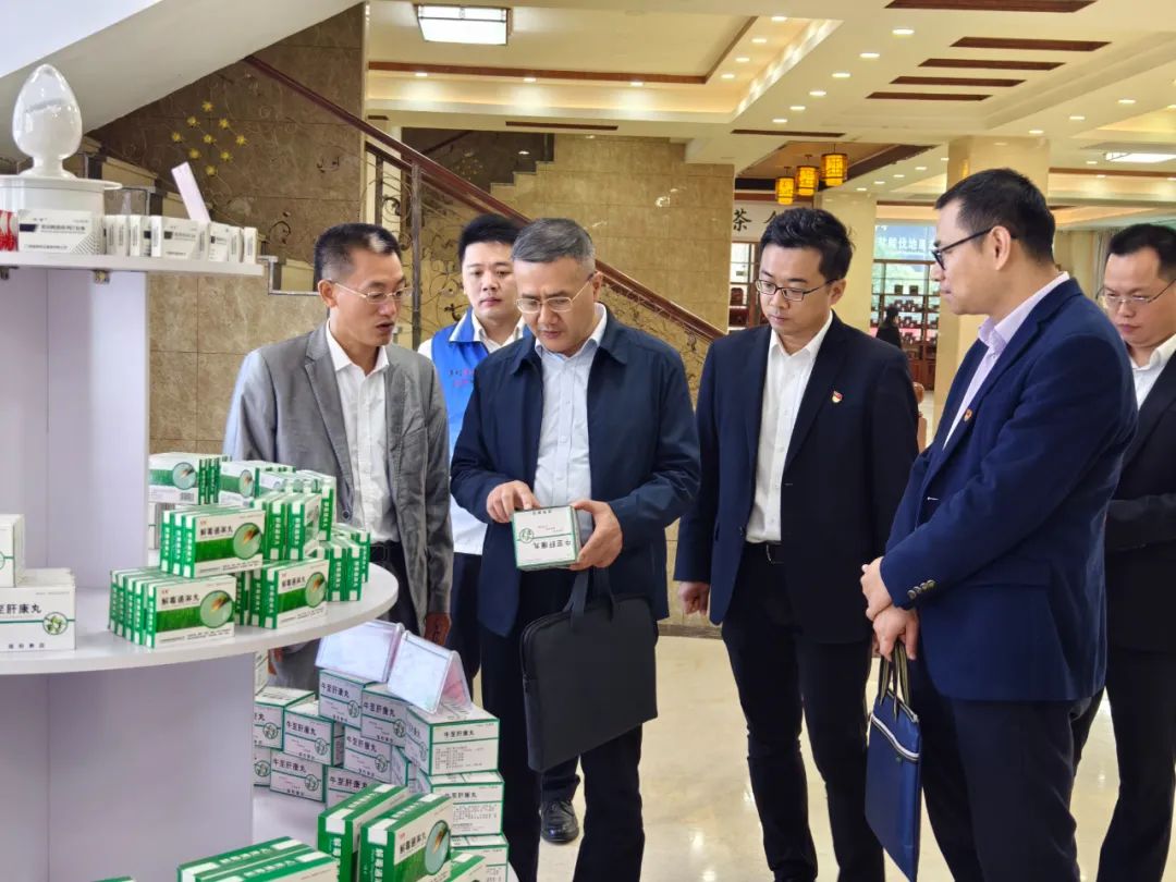  中國人民銀行梧州市分行副行長覃標慶一行到集團調(diào)研 