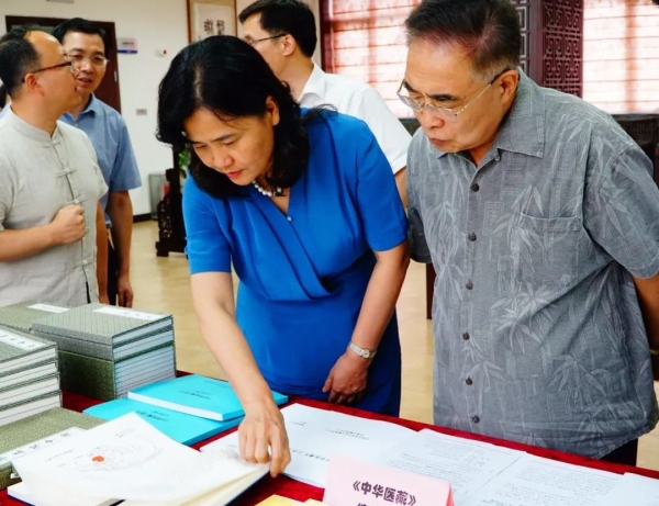 國家衛(wèi)生健康委黨組成員、國家中醫(yī)藥管理局黨組書記余艷紅（前排左一）在中醫(yī)藥信息研究所調(diào)研中醫(yī)古籍相關(guān)工作